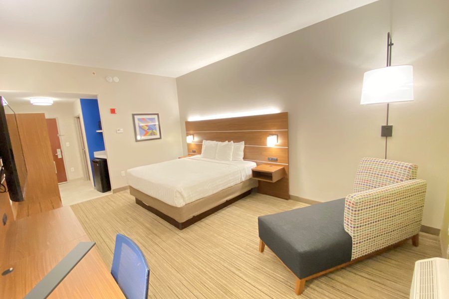 HOLIDAY INN EXPRESS & SUITES WILLIAMSTOWN - GLASSBORO $119 ($̶1̶2̶6̶ ...