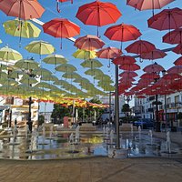 Los paraguas en la plaza.