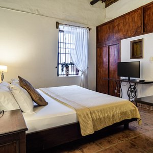 Suite Centenaria, cuenta con todas las comodidaces, aire acondicionado...vista al Casco Antiguo de Giron 
Cama extra grande