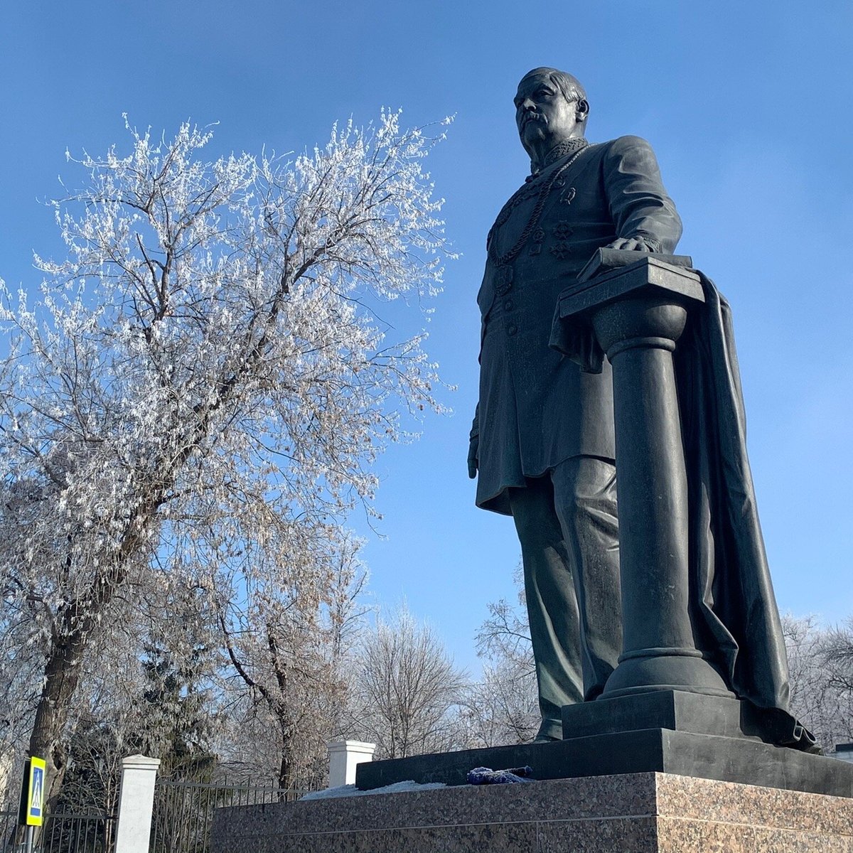 Петра самара. Памятник Алабину Самара. Самара памятник Петр Алабин. Мемориал Алабина Самара. Памятник возле музея Алабина Самара.