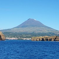 Ilhéus da Madalena - Ilhéu Sentado e Ilhéu em Pé. Em pano de fundo, a montanha do Pico.