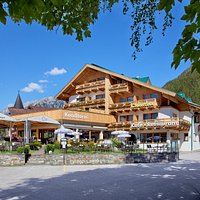 Außenansicht von unserem Hotel & Restaurant mit großzügiger Sonnenterrasse.