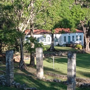 Casarão visto das ruínas históricas da senzala