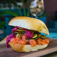 Salmonissima:Pane di Semola,Tartare di Salmone,zucchina al forno, salsa rose',chips sfogliate...