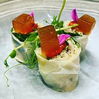 Rouleaux de tourteau, céleri, consommé de crustacés en gelée, guacamole, coulis de pequillos