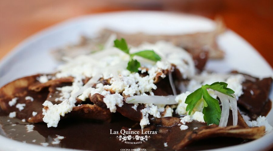 Chilaquiles de frijol para disfrutar por las mañanas. 