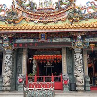 東勢巧聖仙師廟於乾隆四十年(1775年)建廟,是全臺灣最早主祀魯班的開基祖廟,廟內除供奉主神巧聖仙師外,另配祀泥水工程業祭拜的荷葉仙師與鋼鐵工匠業祭拜的爐公仙師。目前新廟是九二一地震後重建,牆壁雕刻五十多面東勢伐木開發史,從木材登記、丈量、鋸木、樹倒、人力裁切、驗收、扛木頭、做牙領餉、提煉樟腦油過程。還有著名的巧奪天工牌匾,雖是陰刻工法,但有些角度看起來是陽刻,工匠技法是名符其實的巧奪天工。