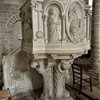 Classé par les M.H. depuis 1862, c'est un remarquable édifice roman. L'édifice repose sur des piliers de taille impressionnante, mais l'ensemble ne manque pas d'élégance. Ouverte et accueillante, il faut y entrer pour en apprécier la force historique.