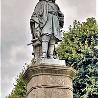 Vauban était un architecte militaire exceptionnel, qui, promu par Louis XIV, a marqué son époque par de gigantesques chantiers de places fortifiées. Mais il fut un créateur de génie à l'activité débordante dans de nombreux domaines, l'urbanisme, l'hydraulique. Il fut aussi penseur et essayiste français.