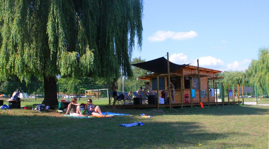 Snack, plage, jeux d'eau, activité estivale. Le tout à Total Jump au plan d'eau de Lauterbourg. Alsace. Bas-Rhin