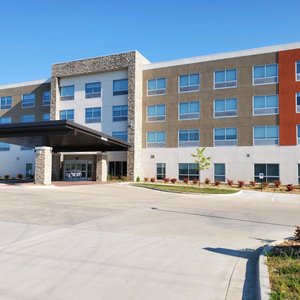 Holiday Inn Express & Suites Warrensburg North, an IHG Hotel in Warrensburg, image may contain: City, Hotel, Office Building, Urban