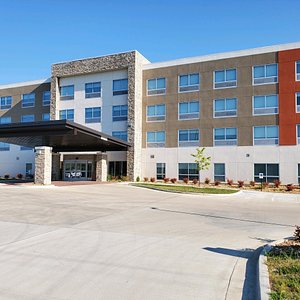 Holiday Inn Express & Suites Warrensburg North, an IHG Hotel in Warrensburg, image may contain: City, Hotel, Office Building, Urban