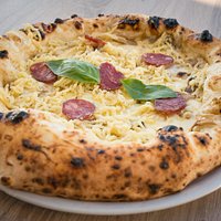 Funghi Porcini Trifolati, Provola d' Agerola, Schiacciata di Patate Arrosto Aromatizzate al Rosmarino, Salsiccia Secca di Maialino Nero Casertano, Olio EVO e Basilico.
Una Pizza dal Sapore Deciso pronta a conquistare i palati più forti.