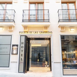 Hotel Puerta De Las Granadas, hotel in Granada