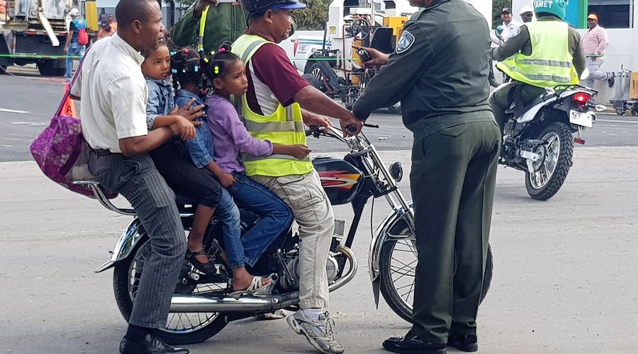 Souvenirs de mes Voyages --- République Dominicaine -- Contrôle de police pour transport en commun non réglementaire 🤣😂 face à la Basilique de Higüey le 21 janvier jour de la fête nationale - 20.10.15
