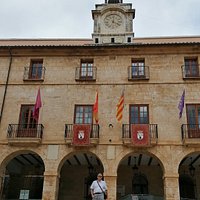 La fachada del ayuntamiento, con la torre del reloj.