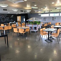 La salle, spacieuse et chaleureuse
