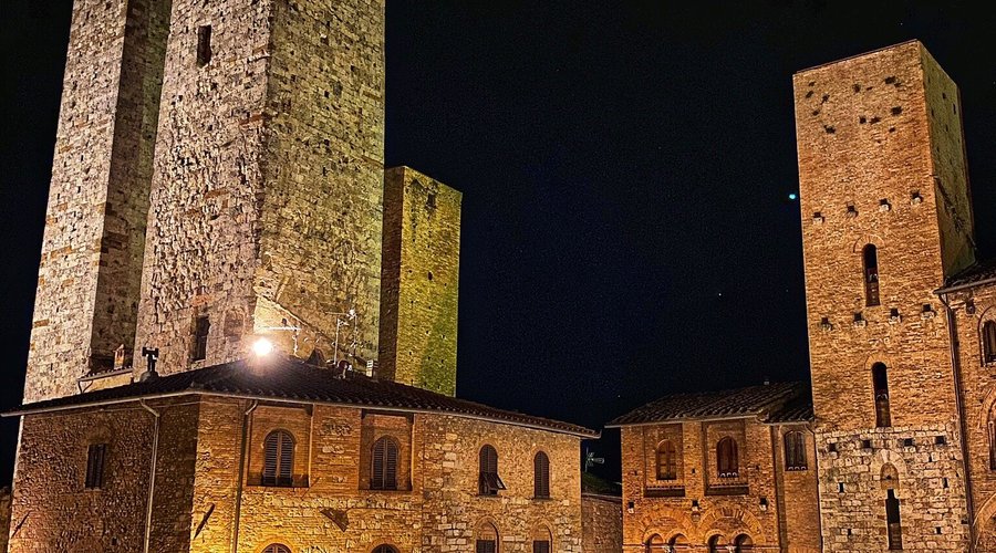 Piazza super affascinante anche di sera...