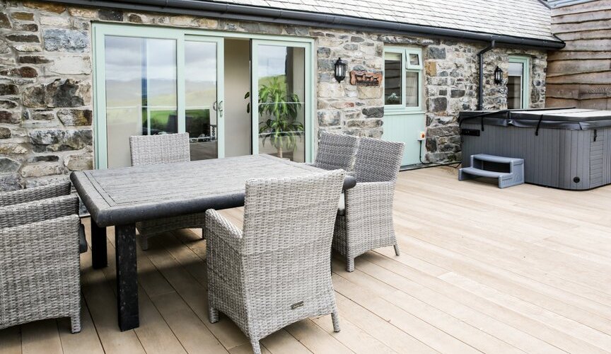 Patio area with Hot tub 