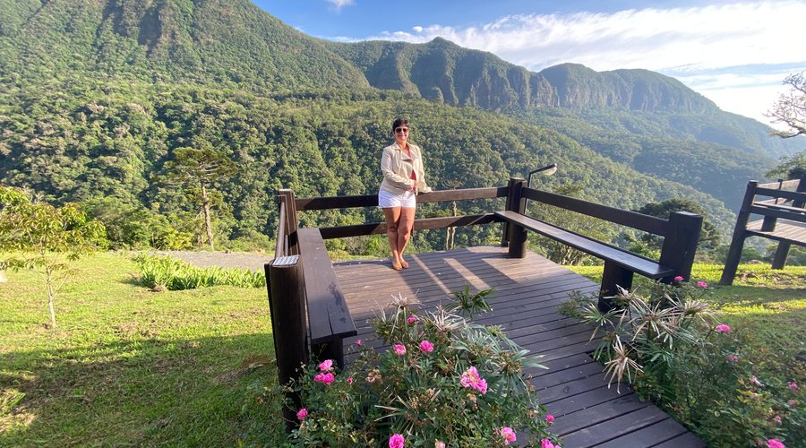 Local é top... bem no meio da Serra do Rio do Rastro. Visual sensacional das montanhas. Apartamentos bons. Precisa é informar como funciona o chuveiro... ou é quente demais ou frio demais... mas não prejudicou a estadia. Recomendo demais passar por lá.