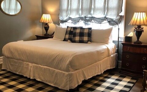 The CLASSIC KING is a beautifully appointed room that is light and airy with monochromatic hues of Tans and black.  There is a King bed and two sitting chairs with game table.