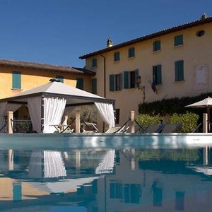 Vista dalla piscina verso la corte