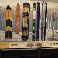 NH – NORTH CONWAY- N.E. SKI MUSEUM – SKIS & BOARDS