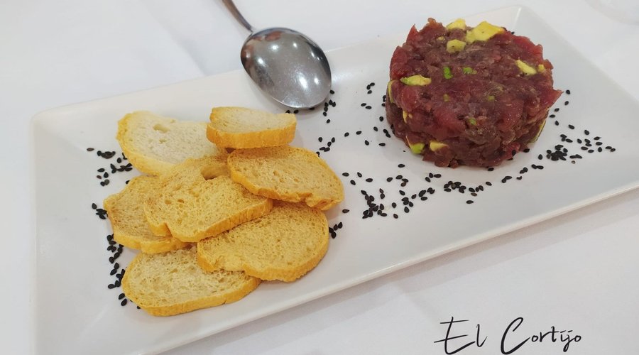 🤤¿No se te hace la boca agua? Este tartar de atún rojo y aguacate hace salivar a cualquiera. 
🐟🥑El sabor intenso del atún se complementa a la perfección con el aguacate. El toque de las semillas de sésamo aporta el punto perfecto al plato.  Además, la materia prima es de buena calidad. 
-------
🤤 Is your mouth watering? This red tuna and avocado tartare makes anyone salivate. 
🐟🥑The intense flavor of the tuna is perfectly complemented by the avocado. The touch of sesame adds the perfect po