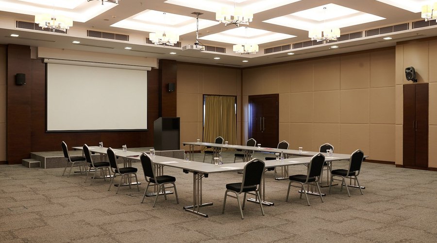 The hall Lesendro before the event. The beauty of the hall is that it may be put in variety of set ups, so loved by guests and clients. 