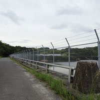 天端は車も通る事ができますが、ダム湖側はフェンスに覆われてしまい、少しダム湖は見えづらいです。