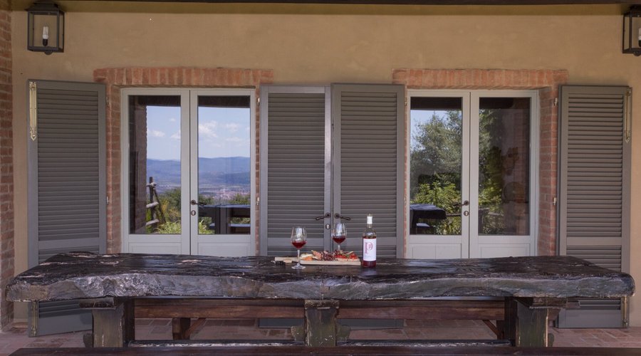 Area pranzo esterna sotto il loggiato della Villa Mandorlo