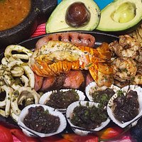 Parrillada Mar y Tierra (surf 'n' turf), para compartir, es para 2 personas, viene con 6 tortillas de míiz hechas a mano