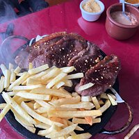 Restaurante simples e bom, fica em frente a ducha de patra, paguei r$ 90,00 na picanha na pedra com 4 fatias, arroz, batata frita, farofa e vinagrete. O local é pet friendly, pude almoçar com minha cachorrinha.