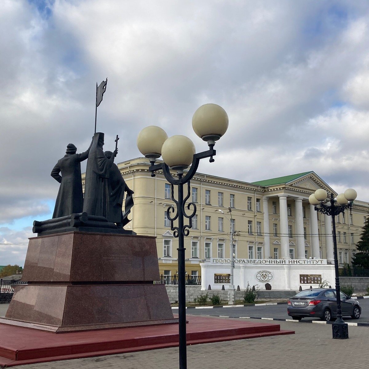 Старый оскол 3. Памятник основателям города старый Оскол. Старый Оскол памятник Ленину. Памятник отцам основателям старого Оскола. Улица Ленина старый Оскол памятник основателям города.