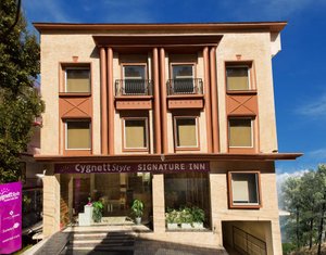 Cygnett Style Signature in McLeod Ganj, image may contain: City, Villa, Hotel, Neighborhood