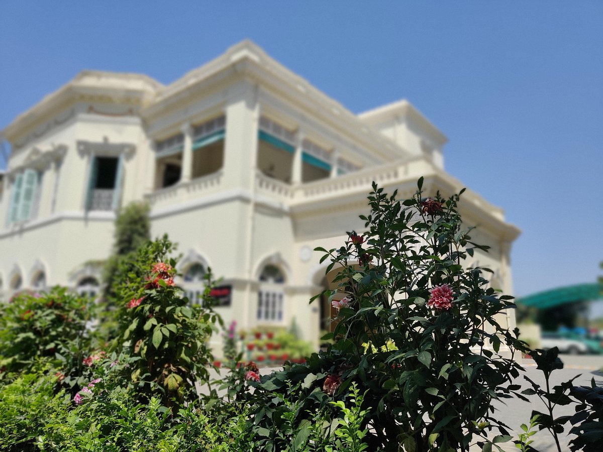 Hotel Surya Kaiser Palace, hotell i Varanasi