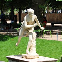 Statues Atalante et Hippomène , vue du bassin avec Atalante au premier plan //Statues Atalanta and Hippomene, view of the basin with Atalanta in the foreground