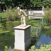Statues Atalante et Hippomène , vue du bassin avec Atalante au premier plan //Statues Atalanta and Hippomene, view of the basin with Atalanta in the foreground
