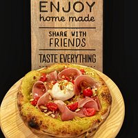 Zuccarella - crema di zucchine, burrata, speck, pomodoro ciliegino e scaglie di mandorle tostate