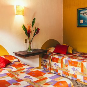 Habitación para tres personas con televisión por cable, internet, agua caliente.