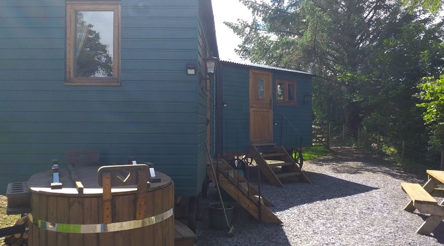 Shepherds Huts with Luv Tub for 2