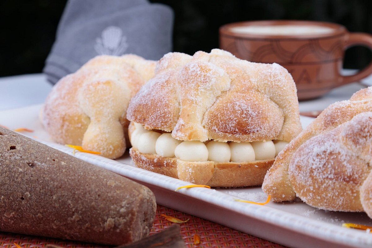 Pan de muerto tradicional y relleno. 