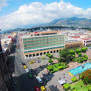 Vista aérea del hotel y la Plaza Principal de Tepic