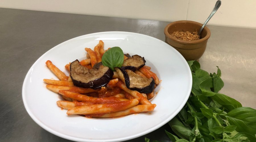 Il classico dei piatti siciliani, la Norma!
Semplicità e gusto, melanzane fritte e salsa di pomodoro. E una spolverata di ricotta infornata.

Tutto il sapore della Sicilia in un piatto.