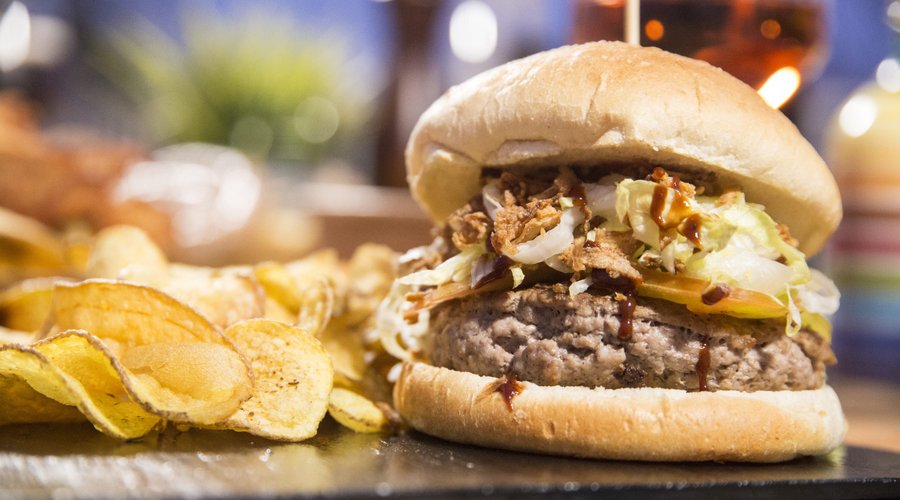 Hamburger con carni selezionate direttamente da noi 
contorno di chips croccocanti e caldi di patate

Mercato24re - Santa Maria di Leuca - lecce Puglia Italy.
da noi puoi trovare Street Food / Carne / Emporio / Pesce / Eventi / Bagno / Free WiFi / BreakFast / Lunch / Dinner / ammessi amici a 4 zampe  