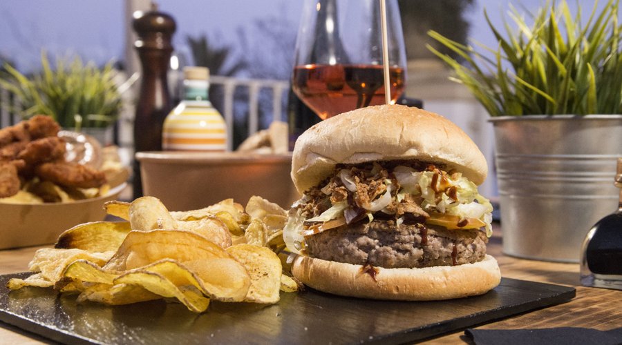 Hamburger con carni selezionate direttamente da noi 
contorno di chips croccocanti e caldi di patate

Mercato24re - Santa Maria di Leuca - lecce Puglia Italy.
da noi puoi trovare Street Food / Carne / Emporio / Pesce / Eventi / Bagno / Free WiFi / BreakFast / Lunch / Dinner / ammessi amici a 4 zampe  