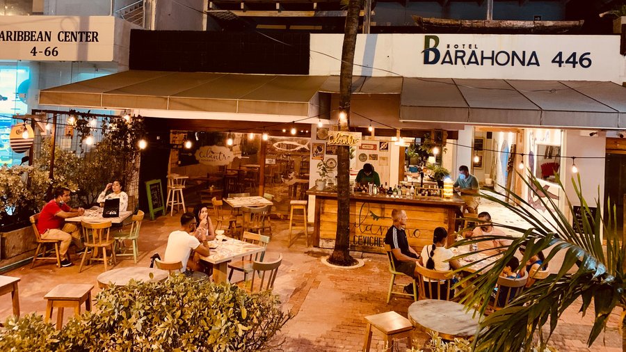Fachada con Bar Integrado