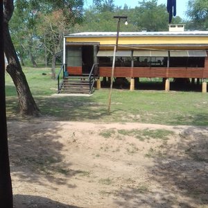 El salón comedor comunitario visto desde uno de los bloques de cabañas.