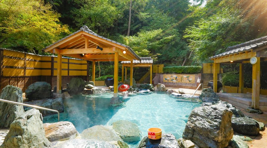 優しい緑に包まれた大露天風呂
