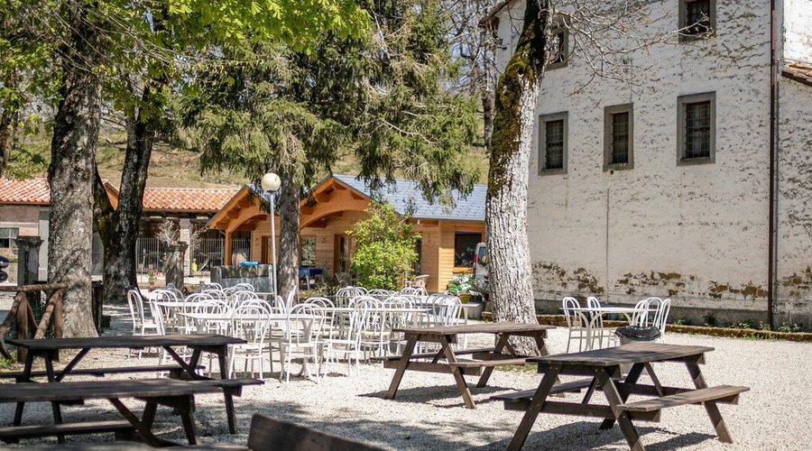 La veranda esterna per un pranzo estivo accarezzato dal sole.